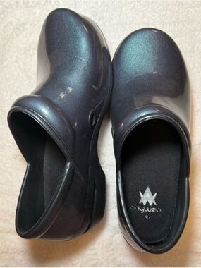 AnyWear Women's Shimmery Navy/Black/Purple Slip-On Clogs